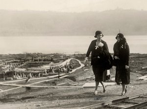 Millicent Veronica Willison, Ehefrau von William Randolph Hearst, besucht die Arbeiten zur Bergung antiker römischer Schiffe aus dem See von Nemi, ca. 1930