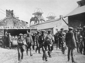 Bergleute verlassen den Schacht nach Ablauf ihrer Streikankündigungen, 1915