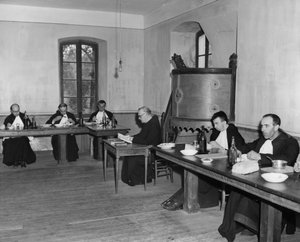 Mönche beim Abendessen im Refektorium, Asile St Leon, Frankreich, ca. 1947-1951 von Unbekannt