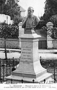 Denkmal für Aristide Boucicaut vor seinem Haus in seiner Heimatstadt Bellême, Frankreich (Lithografie)