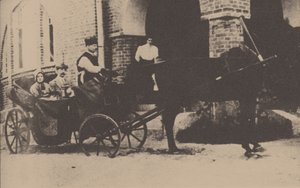 Moura Budberg mit ihrem ersten Ehemann von Benckendorf in einer Kutsche auf ihrem estnischen Anwesen, 1912