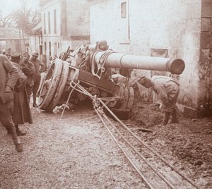 Schwere Artillerie bewegen, Genicourt, Nordfrankreich, ca. 1914-1918 von Unbekannt