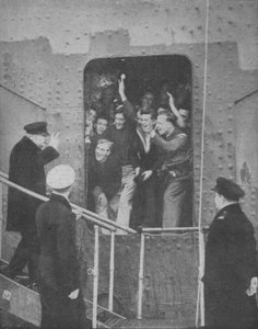 Herr Churchill zeigt das V-Zeichen den jubelnden Mitgliedern der Schiffsbesatzung, 1943-1944 von Unbekannt