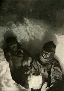Murray und Priestley steigen in einen Schacht in Green Lake hinab, um 1908, 1909 von Unbekannt
