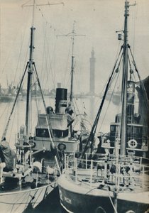 Marine-Trawler, HMS Liffy neben einem Grimsby-Fischereifahrzeug in den Grimsby-Docks, 1937 von Unbekannt