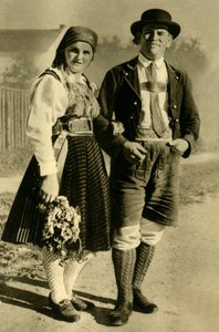 Frischvermählte in traditioneller Tracht, Kärnten, Österreich, ca. 1935 von Unbekannt