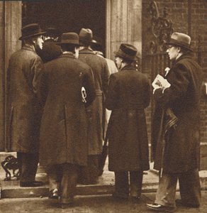Zeitungsmänner bei Nr. 10, Dez 1936
