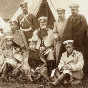 Nikolai Nikolaevich, Prinz Odoevsky-Maslov in der Mitte mit den Offizieren der Leibgarde Kavallerie von Unbekannt