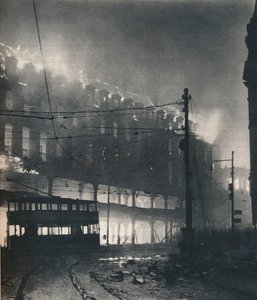 Neun Stunden Bombardierung. Als Sheffield an der Reihe war, war es mitten im Winter von Unbekannt