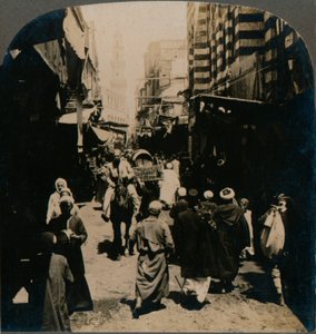 Auf El Choir, eine enge Straße im arabischen Basarviertel von Kairo, Ägypten, 1903 von Unbekannt