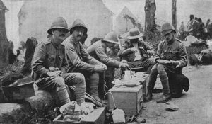 Auf dem Marsch nach Kumassi: Eine Pause zum Abendessen, 1902 von Unbekannt
