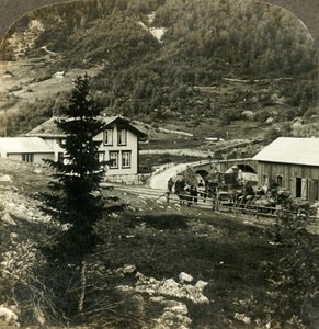 Auf der malerischen Telemarkenstraße - Pferdewechsel an der Grundesbro-Station, Norwegen, um 1905 von Unbekannt