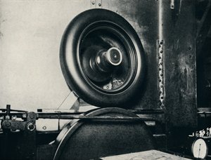 Einer der Reifen von Sir Malcolm Campbell bei 300 mph, 1937 von Unbekannt