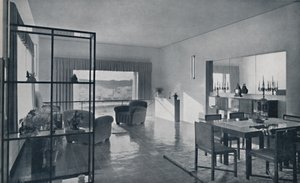 Paniconi und Pediconi. Ein Speisesaal mit einem großen Fenster und Vorhängen, die ein schönes Bild rahmen