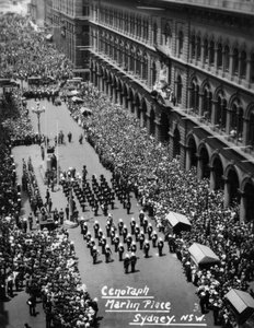 Parade am Kenotaph, Martin Place, Sydney, New South Wales, 1945 oder 1946