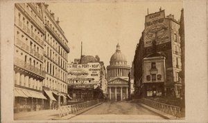 Pariser Kommune (1871): Blick auf das Pantheon und die Rue Soufflot (große Plakate werben für das Maison de la rue du Pont Neuf). Anonyme Fotografie. Druck auf Karton Maße 10x6 cm von Unbekannt