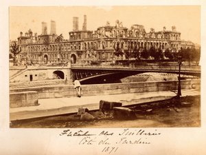 Pariser Kommune (1871): Blick auf die Brücke von Arcole und das Rathaus nach dem Brand im Mai 1871. Anonyme Fotografie. Druck auf Karton von Unbekannt