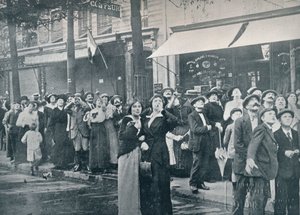 Pariser Menge beobachtet eines der deutschen Flugzeuge über der Stadt, ca. 1914 von Unbekannt