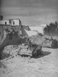Vorbei an Grazianis zerstörter Festung liegt die Straße der Eroberer, 1941