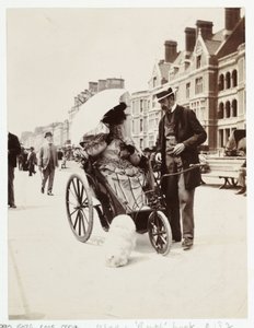 Patientenpflege, Rollstühle Frau in einem Badestuhl, um 1900
