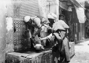 Menschen sammeln Wasser aus einem Brunnen, Rabat, Marokko, um 1920er-1930er Jahre