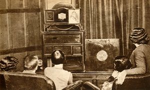Menschen beobachten eine frühe Fernsehsendung, um 1930, 1933