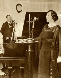 Darsteller singen ein Duett in einem der Studios von 2LO, Savoy Hill, London, 1923