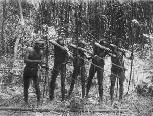 Philippinen: ca. 1890 Männliche Mitglieder des Negrito-Stammes zeigen ihre Jagdfähigkeiten (s/w Foto)