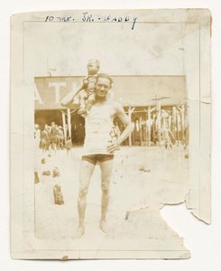 Fotografie von Cpl. Lawrence Leslie McVey mit seinem Sohn, Lawrence McVey Jr., 1925 von Unbekannt
