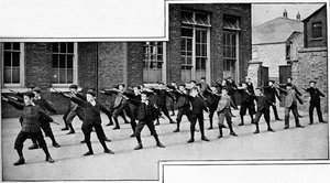 Körperliche Übungen an einer Londoner Schule, ca. 1900-1901