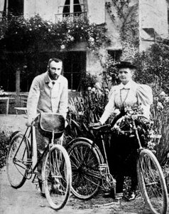 Pierre und Marie Curie, französische Physiker, bereiten sich auf eine Radtour vor von Unbekannt