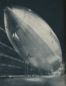 Bereit, in der riesigen Halle ihres Geburtsortes abzuheben, ca. 1935 von Unbekannt