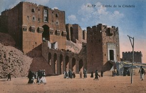 Postkarte, die den Eingang der Zitadelle in Aleppo zeigt, ca. 1920 (Farbphotolithografie)