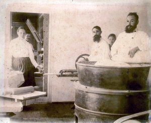 Produktion von Mineralwasserkuchen, Jessenuki, Russland von Unbekannt