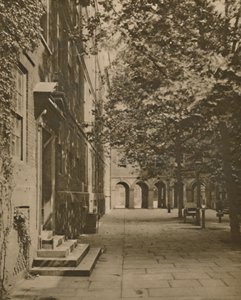 Pump Court in seinem Sommerkleid aus Blättern und Sonnenlicht, um 1935 von Unbekannt