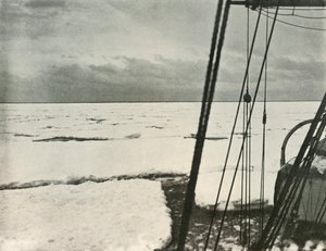 Durch schwere Eisschollen im Rossmeer drängen, ca. 1908, 1909