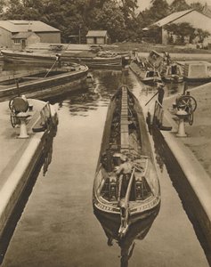 Schieben eines Affenbootes durch die Schleuse in Brentford, um 1935 von Unbekannt