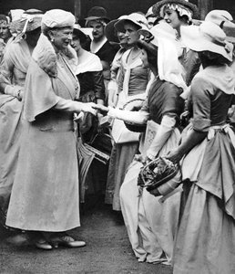 Königin Mary auf dem alten Westminster-Markt und -Jahrmarkt in Deans Yard, Westminster