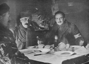 Rotes Kreuz Offiziere beim Abendessen in einem Unterstand, 1914 von Unbekannt