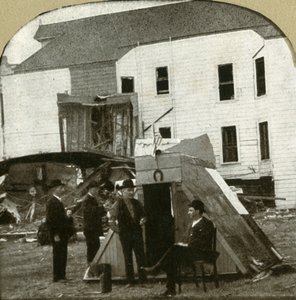 Flüchtlingslager, ehemalige Behausung in Trümmern im Hintergrund. Dies ist Erdbebenarbeit, 1906