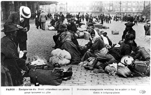 Flüchtlinge aus dem Norden warten auf einen Führer, um eine Unterkunft zu finden, Paris, Erster Weltkrieg, 1914-1918
