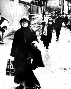 Flüchtlinge verlassen eine Stadt in der Normandie, Frankreich, Zweiter Weltkrieg, 1940-1944 von Unbekannt