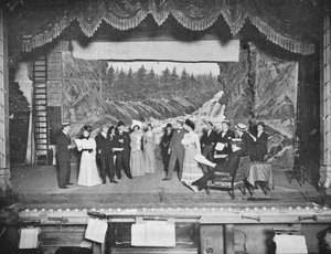 Probe eines Stücks in Alltagskleidung, London, um 1901 von Unbekannt