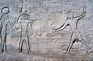 Relief des Pharaos vor Knum & Sekhmet, Tempel von Khnum, ptolemäische und römische Perioden von Unbekannt