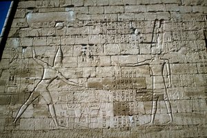 Relief von Ramses III, der Feinde schlägt, Totentempel von Ramses III, Medinat Habu, ca. 1200 v. Chr. von Unbekannt