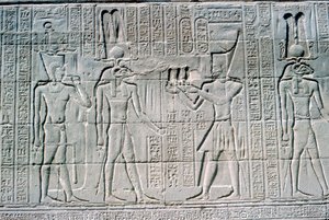 Relief des Pharaos vor Knum, Tempel von Khnum, ptolemäische und römische Perioden von Unbekannt