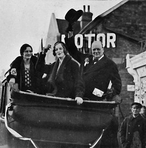 Zurückgekehrt für Epping Mrs. Churchill und Tochter Diana teilen Glück und Sieg, 1931, 1945 von Unbekannt