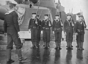 Gewehrübung an Bord eines britischen Schlachtschiffs von Unbekannt