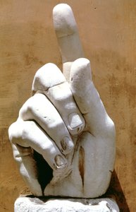 Rechte Hand von einer kolossalen Statue des Kaisers Konstantin, 330 n. Chr.