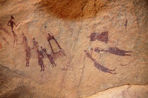 Felskunst, Vorgeschichte: Felsmalerei einer Gruppe von Figuren und „Guerbas“ (Wasserschläuche) mit und ohne Fransen in einem verzierten Schutzraum, im Uweinat-Massiv, Sudan (8000 bis 3000 v. Chr.) von Unbekannt
